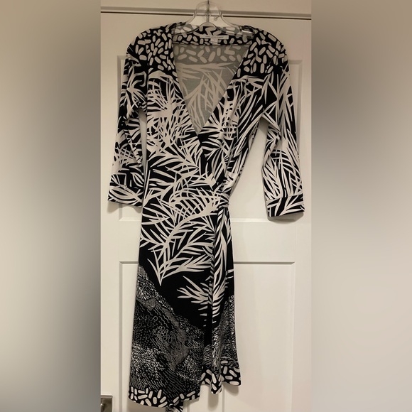 Diane Von Furstenberg Dresses & Skirts - Diane Von Furstenberg Elegant Black and White Patterned Wrap Dress